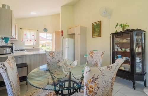 Portmore House | "The Savannah @ Phoenix" A cool family friendly home close to Major Attractions.