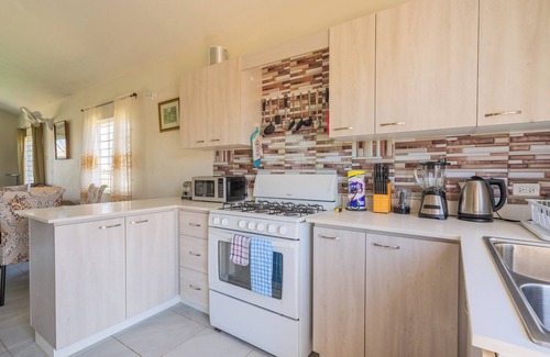 Portmore House | "The Savannah @ Phoenix" A cool family friendly home close to Major Attractions.