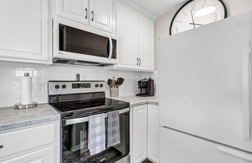 Sneads Ferry House | The Scooby Shack-A fully remodeled home with private neighborhood beach access!