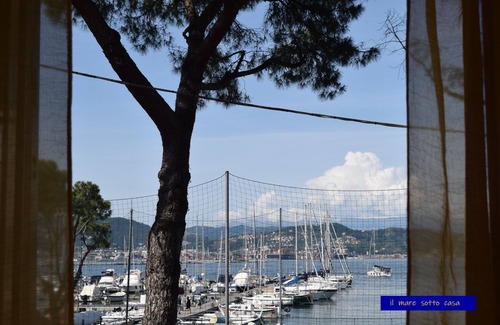 Fezzano Apartment | THE SEA IN FRONT. FREE parking.