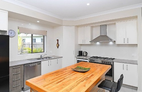 Pialba House | The Seahaven Spacious gorgeous home or somewhere to park your Boat/Jetski's.