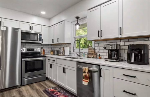 Maple Grove House | The Seasons - Family Friendly in the 'Burbs!