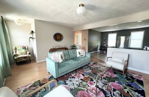 Bristol Apartment | The Secret Garden - King Bed, Pets Welcome!