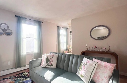 Bristol Apartment | The Secret Garden - King Bed, Pets Welcome!