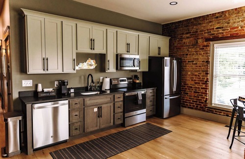 Bardstown Apartment | THE SEEKA SUITEnNEWLY RENOVATED! COZY & MODERN APARTMENT RIGHT ON COURT SQUARE!n