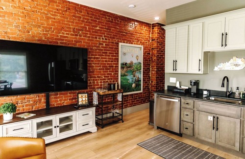 Bardstown Apartment | THE SEEKA SUITEnNEWLY RENOVATED! COZY & MODERN APARTMENT RIGHT ON COURT SQUARE!n