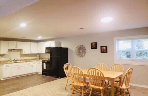 Turners House | The Serene Guest House! Peaceful home Near Lake Springfield!