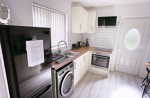 Oldham House | The Serene Stays - 3 Bed Home in Oldham Manchester