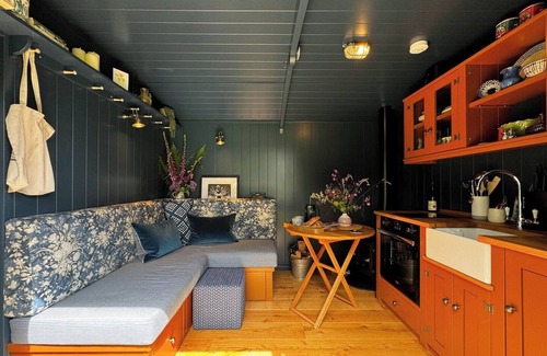 Lupton House | The Sett, a Stunning Shepherd’s Hut & Hot Tub