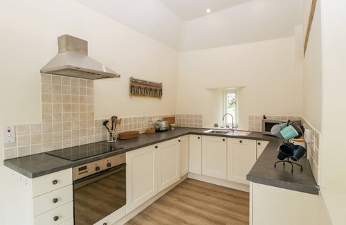 Honiton Cottage | THE SHIPPON, romantic, with hot tub in Honiton