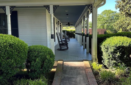 Hartwell House | The Skelton House: spacious 8-bedroom house in charming Downtown Hartwell