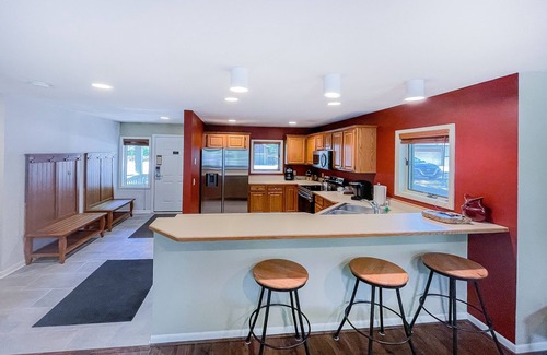 Thompsonville Condo | The Ski & Tee - 5 bdrm condo on 18th fairway & steps from ski trail