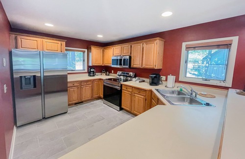 Thompsonville Condo | The Ski & Tee - 5 bdrm condo on 18th fairway & steps from ski trail