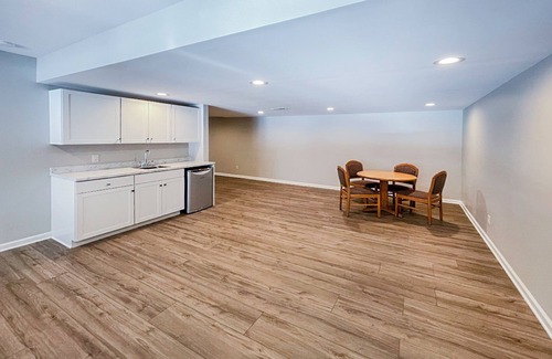 Thompsonville Condo | The Ski & Tee - 5 bdrm condo on 18th fairway & steps from ski trail