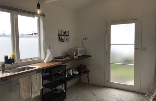 Paeroa Apartment | "The Smithy" light, sunny and spacious studio space with a private courtyard.