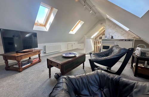 Woodmancote Apartment | The Snug – A Modern Loft Retreat in the Sussex Countryside with Pool & Hot Tub