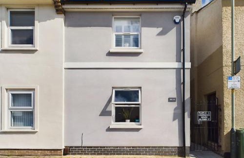 Cheltenham House | The Snug Central Cosy Good Wi-Fi