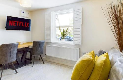 Cheltenham House | The Snug Central Cosy Good Wi-Fi