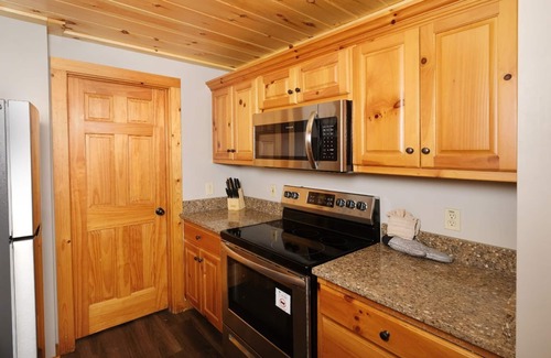 Black Bear Falls Cabin | The Songbird - Mountain views, games, hot tub, and more!