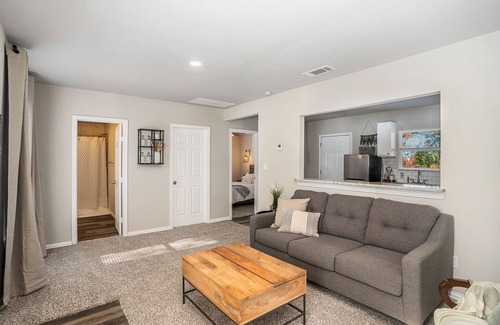 Dennis House | The Southern Sapphire: A Cozy Lake View Getaway