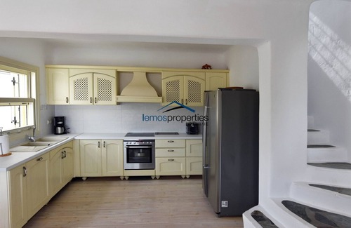 Pisses House | The "Spacious Modern Kastellakia House" only a 2 minute drive from Koundouros