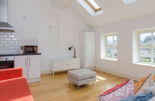Cathedral Quarter Apartment | The Spire Apt - Spacious 2-Bed City Centre Apt – Sleeps 5 | Cathedral Quarter Location