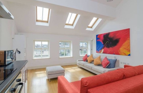 Cathedral Quarter Apartment | The Spire Apt - Spacious 2-Bed City Centre Apt – Sleeps 5 | Cathedral Quarter Location