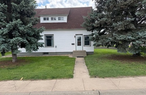 Ogallala House | The Spruce House Near Lake Mac 4BR Great Location