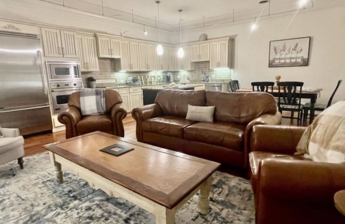 Oxford Condo | The Square at your doorstep/mile to the Grove! Luxury condo!
