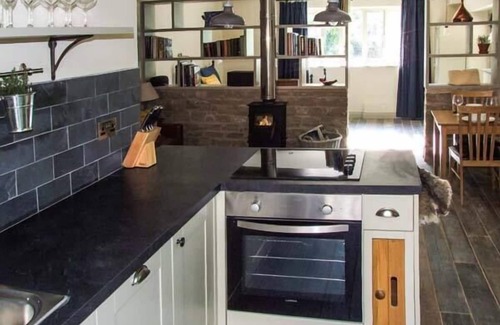 Ross-on-Wye Cottage | THE STABLE, character holiday cottage, with hot tub in Deepdean