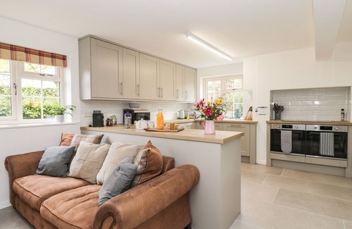 Sherborne Cottage | THE STABLE HOUSE, pet friendly, with hot tub in Sherborne