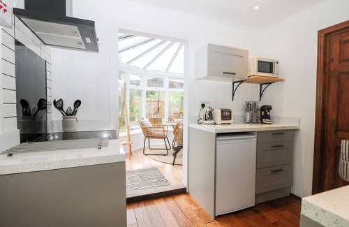 Fontwell Cottage | THE STABLES BARN, pet friendly, with a garden in Fontwell