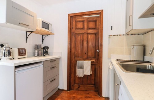 Fontwell Cottage | THE STABLES BARN, pet friendly, with a garden in Fontwell