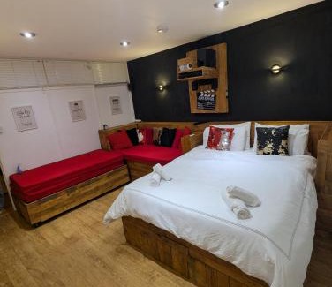 Northwich House | The Stables - Private room in a shared house - Guests only