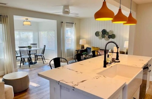 Cottonwood House | The Stay on Main/Modern Cottage/1 mi. to Old Town!