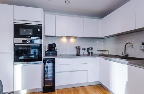 The Westside Apartment | The Sterling Suite - Fast Wifi, Modern, Near to Broad Street, City Center