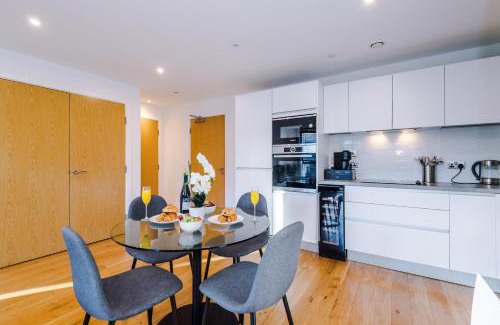 The Westside Apartment | The Sterling Suite - Fast Wifi, Modern, Near to Broad Street, City Center