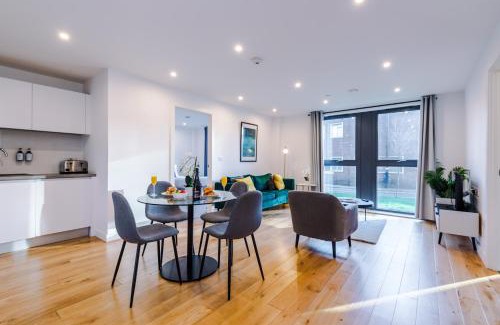 The Westside Apartment | The Sterling Suite - Fast Wifi, Modern, Near to Broad Street, City Center