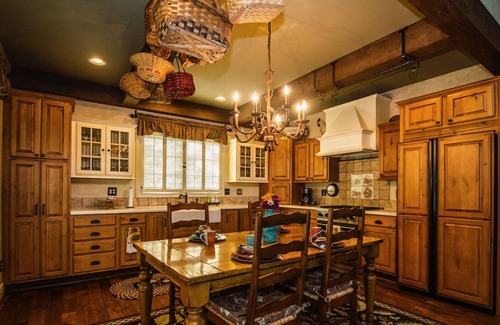 Cottonwood Falls House | The Stone Lodge at Cottonwood Falls