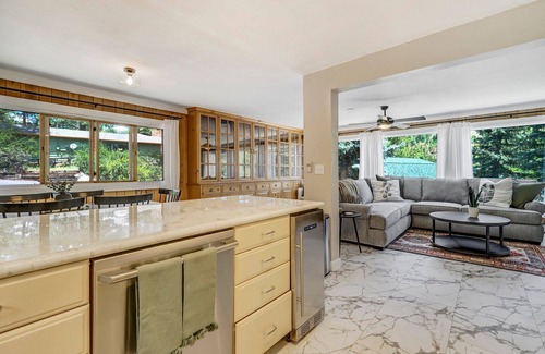 Cascade House | The Stone Lodge | Sleeps 15 | Hot Tubs | Game Room