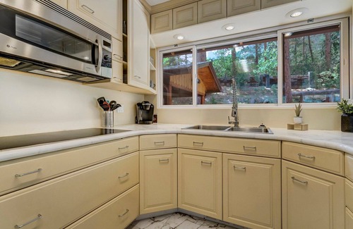 Cascade House | The Stone Lodge | Sleeps 15 | Hot Tubs | Game Room