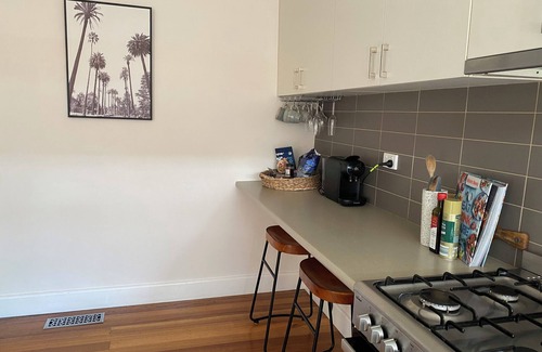Mordialloc House | The stylish Mordi Gem with alfresco deck! 5 min walk- beach, restaurants, shops