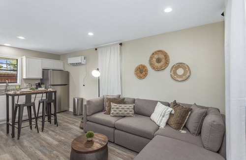 Sulphur Apartment | The Suite Spot 4 - minutes from casinos