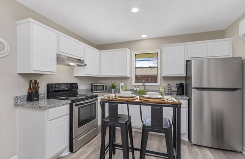 Sulphur Apartment | The Suite Spot 4 - minutes from casinos
