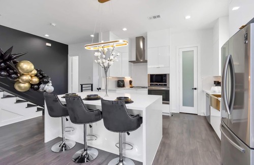 East Downtown Houston House | 🌟The Suite Spot🌟Downtown Skyline View🏙 Sleeps 12