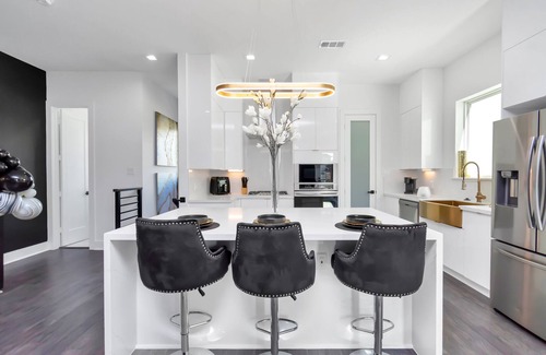 East Downtown Houston House | 🌟The Suite Spot🌟Downtown Skyline View🏙 Sleeps 12