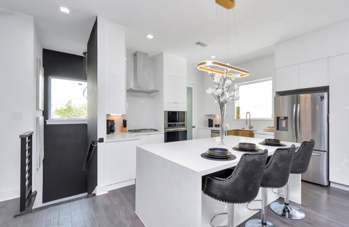 East Downtown Houston House | 🌟The Suite Spot🌟Downtown Skyline View🏙 Sleeps 12