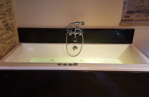 Ploermel Apartment | The Suite with individual SPA "Guard Room