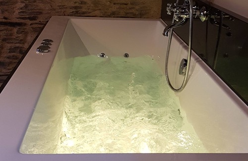 Ploermel Apartment | The Suite with individual SPA "Guard Room