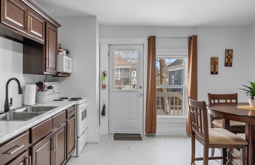Queens Square Apartment | The Suites on Olde king Square Downtown Chtown